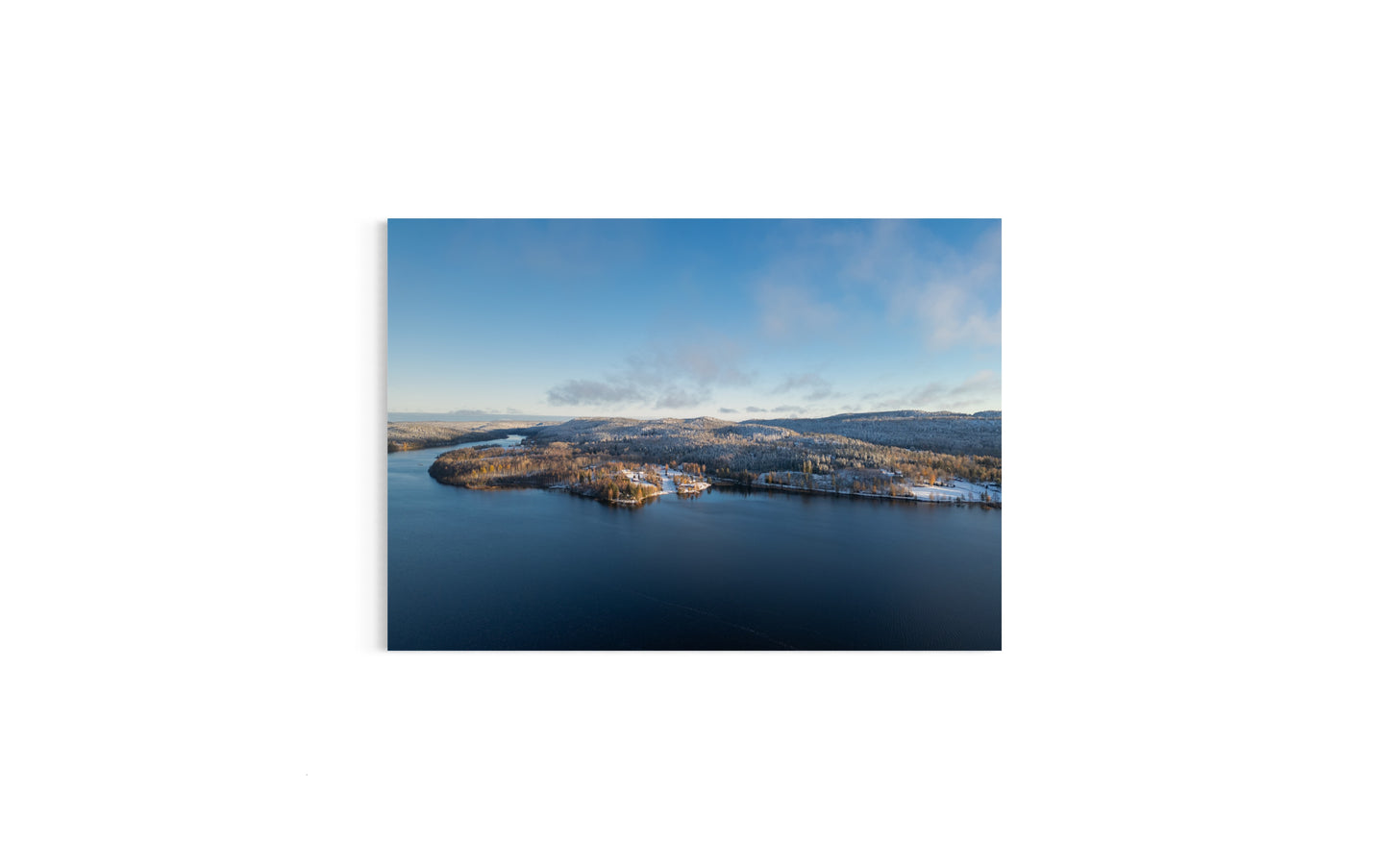Landskabsbillede taget ved Åmål, i Sverige,i vinterhvid beklædning. Dronebillede af landskab, natur og arkitektur trykt som plakat eller på fotolærred til hjemmet