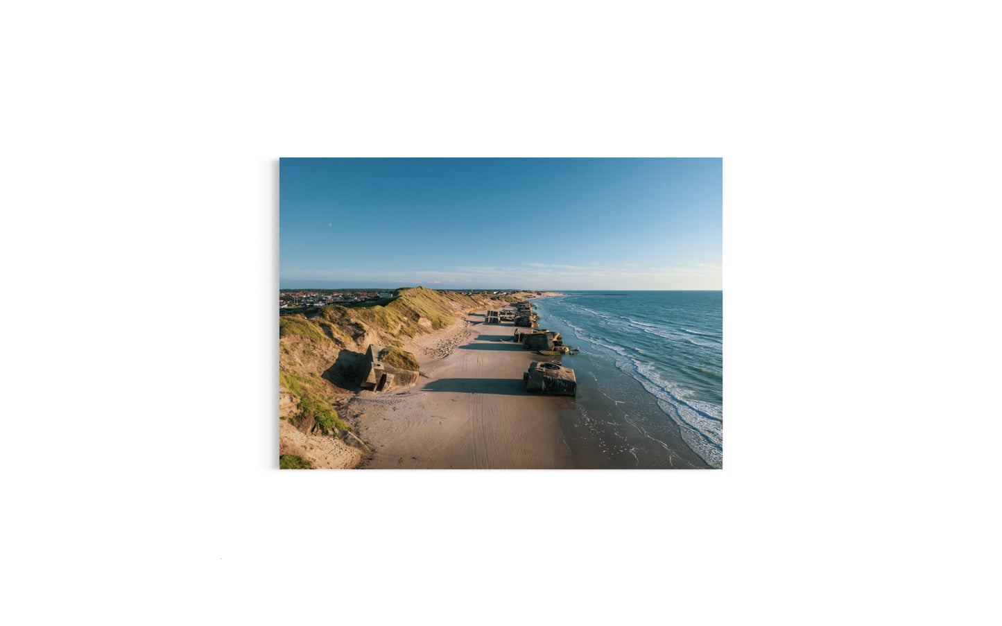 Landskabsbillede af bunkerne på stranden i Løkken i Nordjylland. Dronebillede af landskab, natur og arkitektur trykt som plakat eller på fotolærred til hjemmet