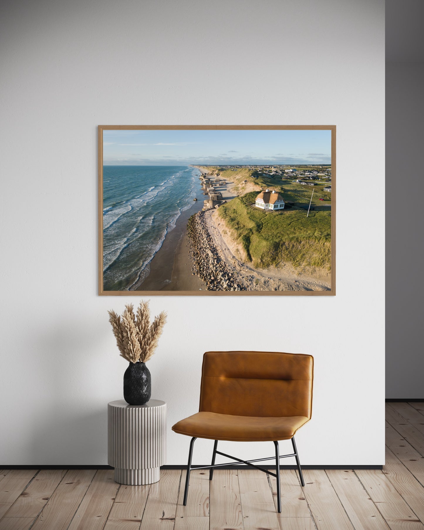 Landskabsbillede af et af Danmarks mest unikke huse på stranden i Løkken i Nordjylland. Dronebillede af landskab, natur og arkitektur trykt som plakat eller på fotolærred til hjemmet
