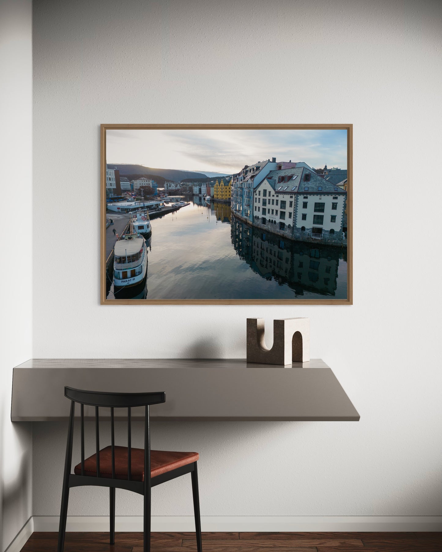 Landskabsbillede fra kanalen i Aalesund i Norge. Dronebillede af landskab, natur og arkitektur trykt som plakat eller på lærred til hjemmet