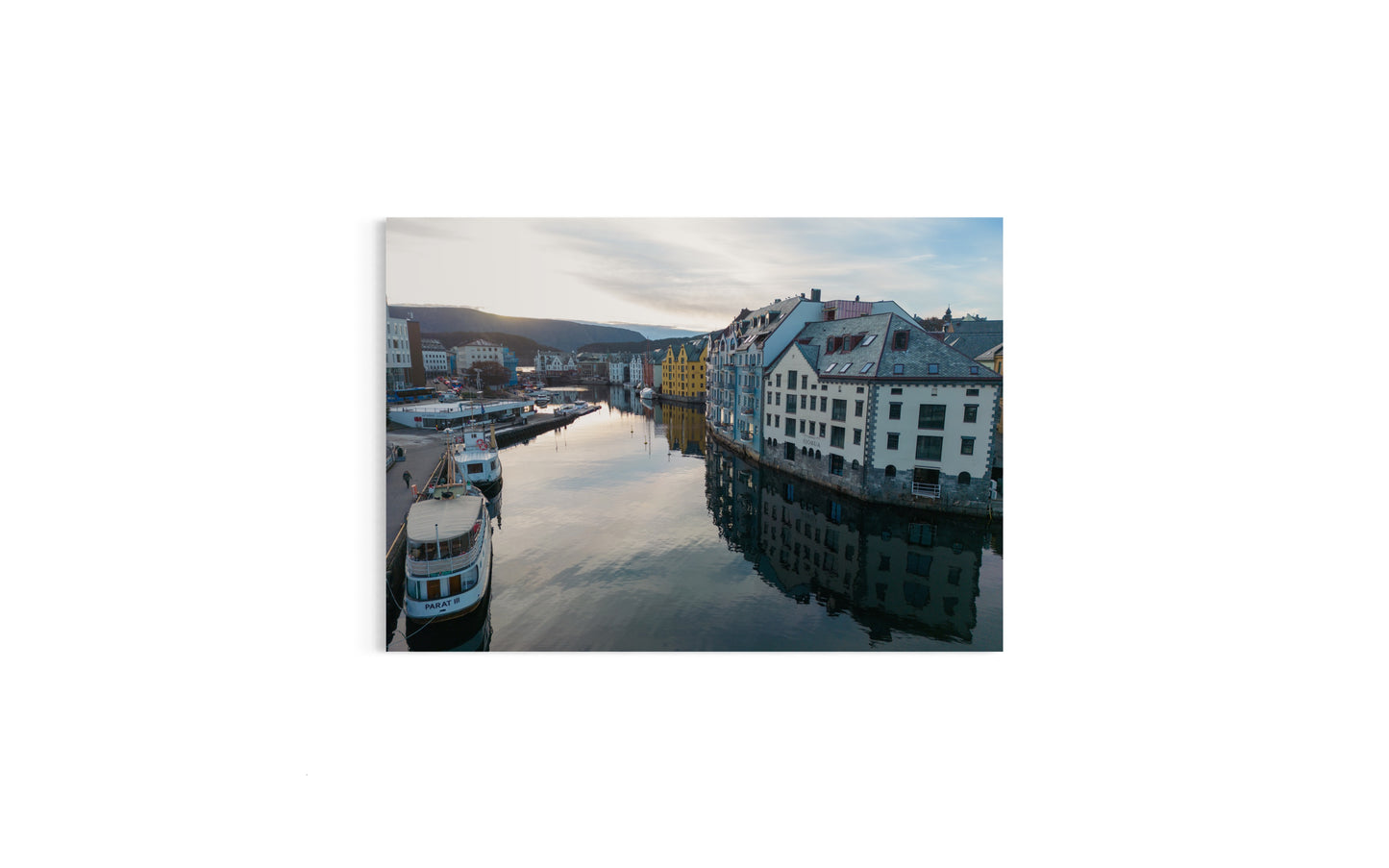 Landskabsbillede fra kanalen i Aalesund i Norge. Dronebillede af landskab, natur og arkitektur trykt som plakat eller på lærred til hjemmet