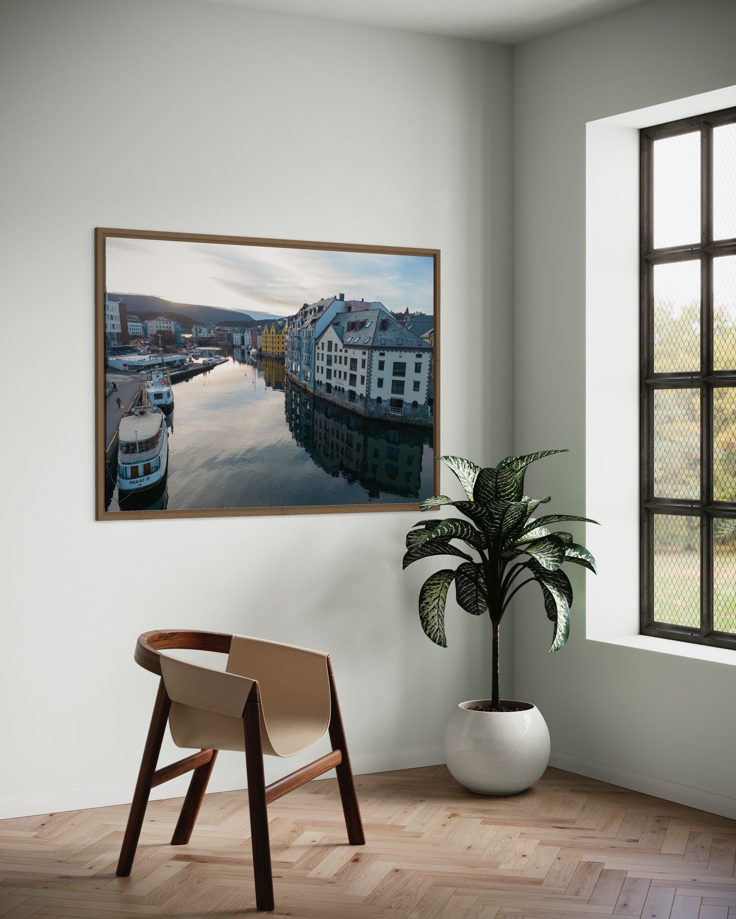 Landskabsbillede fra kanalen i Aalesund i Norge. Dronebillede af landskab, natur og arkitektur trykt som plakat eller på lærred til hjemmet