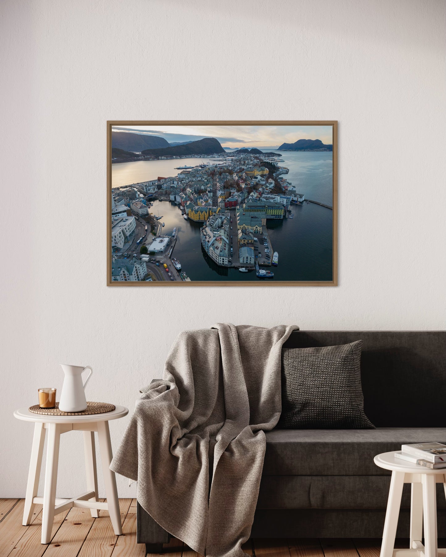 Landskabsbillede af Ålesund set fra oven. Dronebillede af landskab, natur og arkitektur trykt som plakat eller på lærred til hjemmet