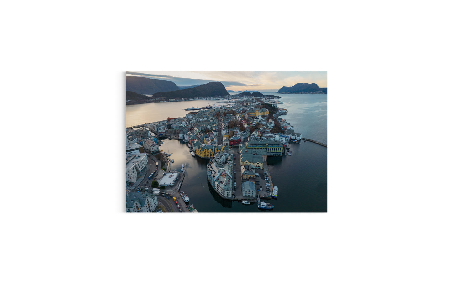 Landskabsbillede af Ålesund set fra oven. Dronebillede af landskab, natur og arkitektur trykt som plakat eller på lærred til hjemmet