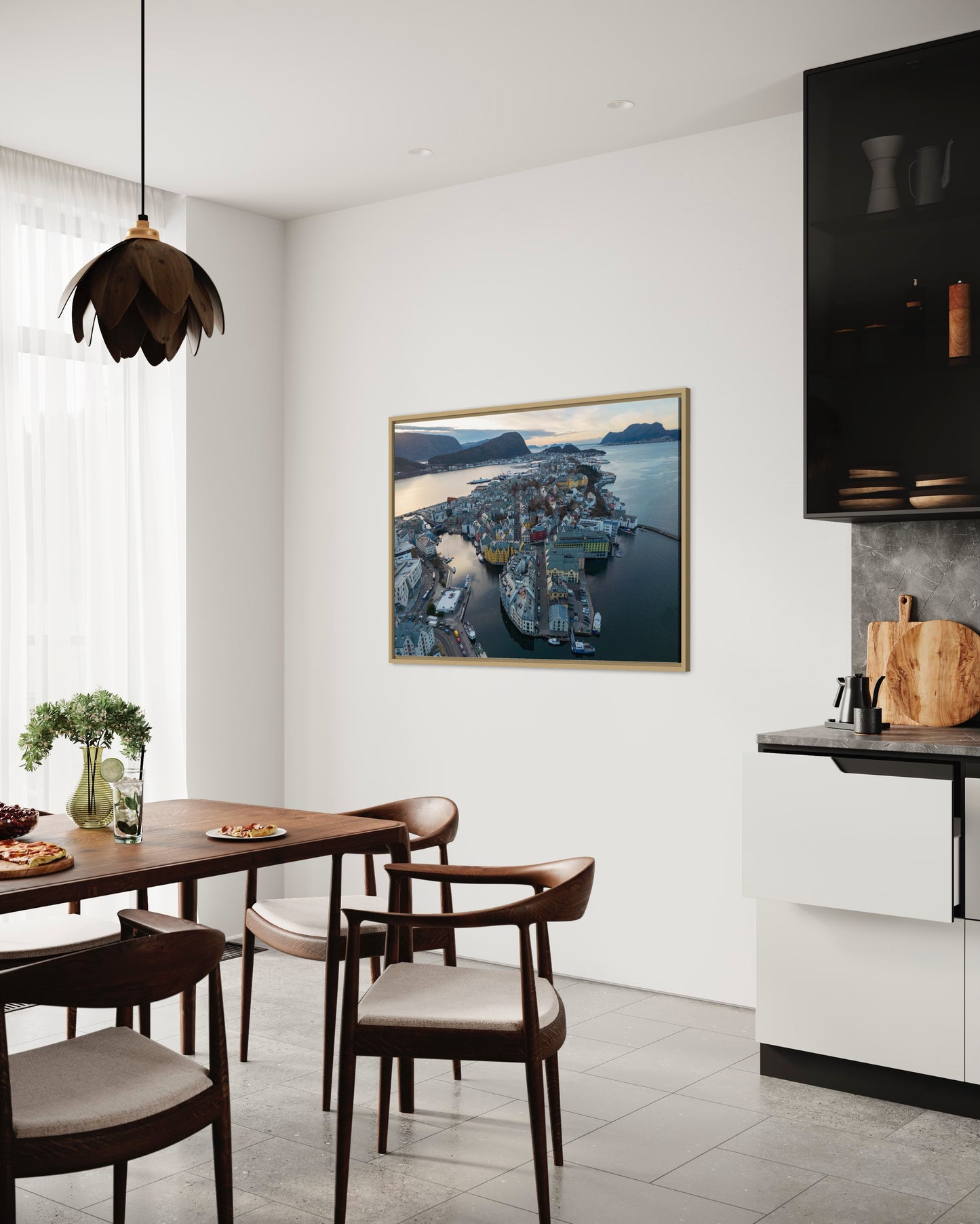 Landskabsbillede af Ålesund set fra oven. Dronebillede af landskab, natur og arkitektur trykt som plakat eller på lærred til hjemmet