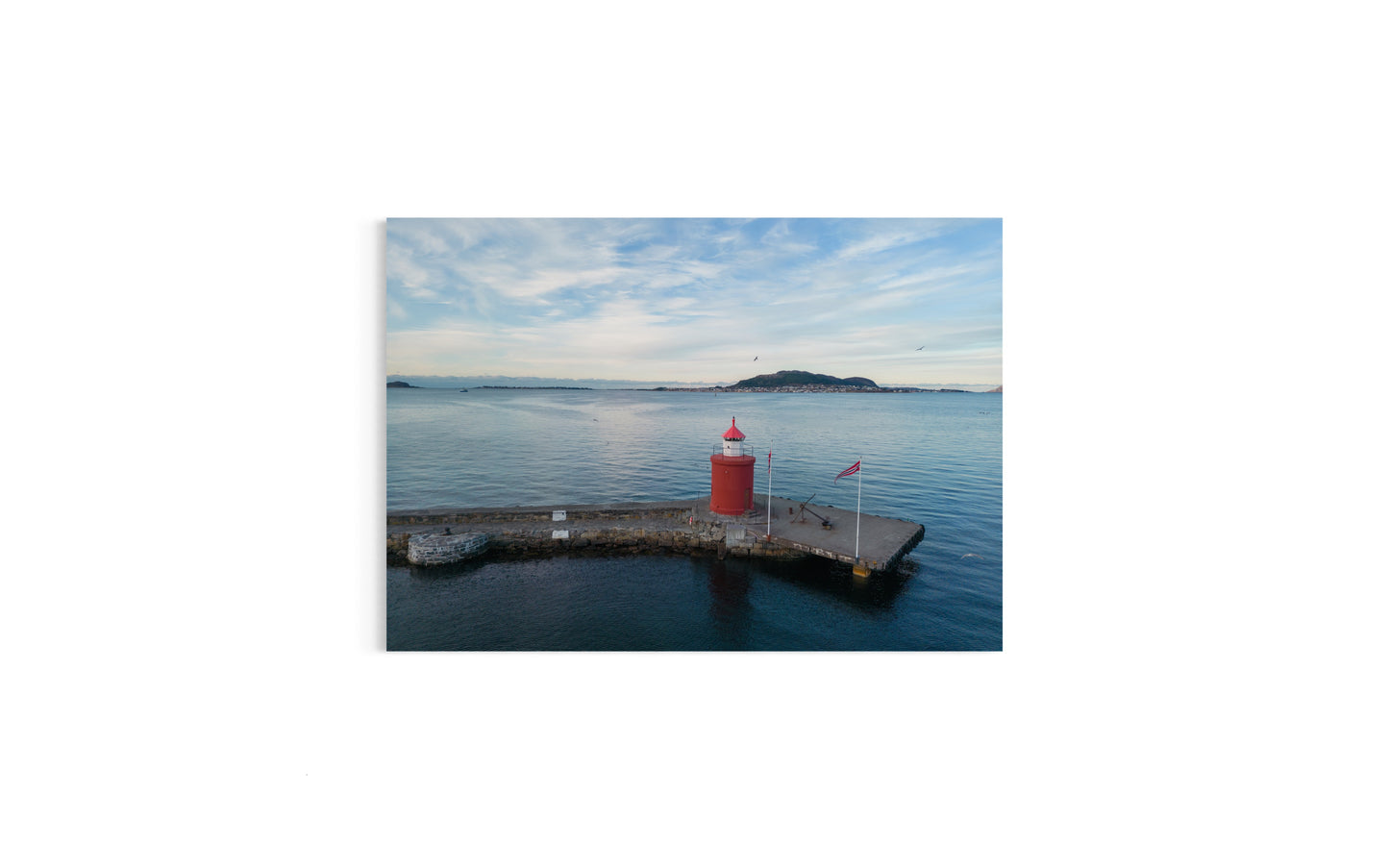 Landskabsbillede fra havnen i Ålesund. Dronebillede af landskab, natur og arkitektur trykt som plakat eller på lærred til hjemmet