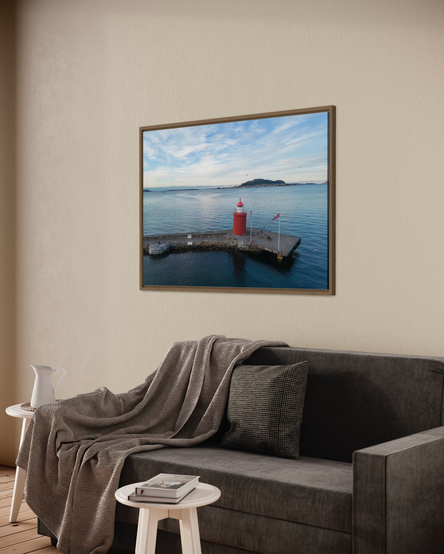 Landskabsbillede fra havnen i Ålesund. Dronebillede af landskab, natur og arkitektur trykt som plakat eller på lærred til hjemmet