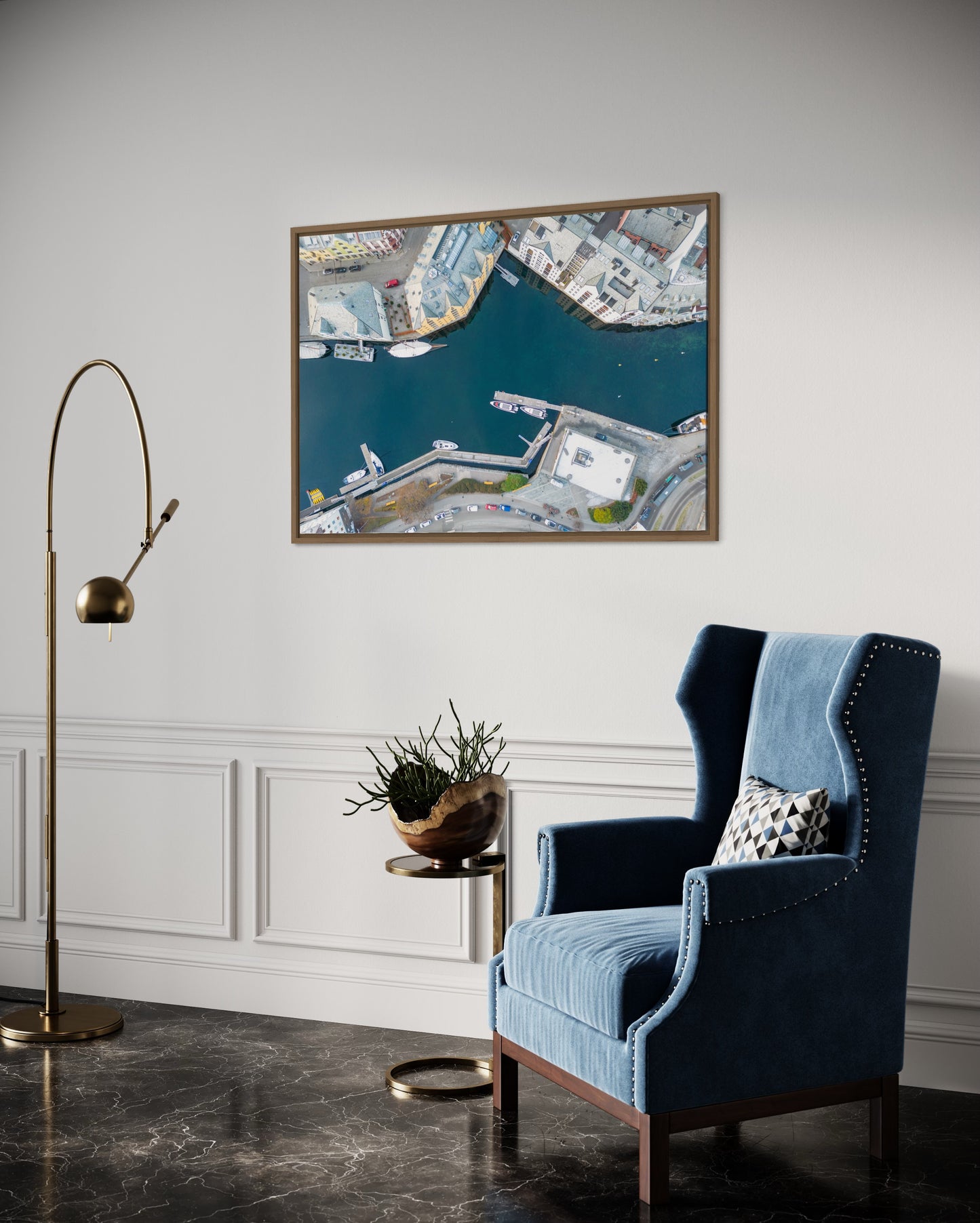 Landskabsbillede fra kanalen i Ålesund set fra oven. Dronebillede af landskab, natur og arkitektur trykt som plakat eller på lærred til hjemmet