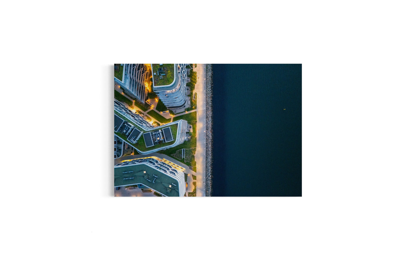 Landskabsbillede fra Aarhus Ø set fra oven. Dronebillede af landskab, natur og arkitektur trykt som plakat eller på lærred til hjemmet