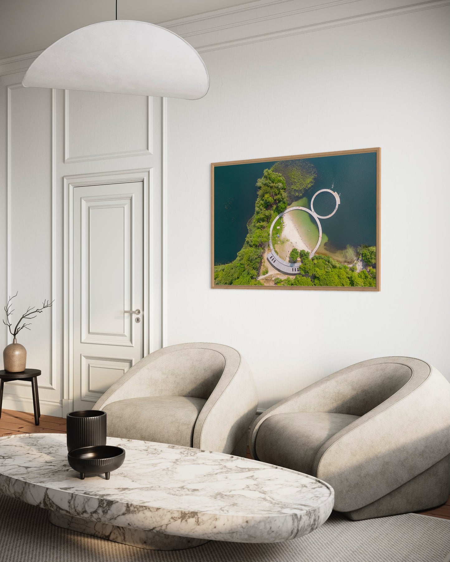 Landskabsbillede fra badebroen ved Almindsø i Silkeborg set fra oven. Dronebillede af landskab, natur og arkitektur trykt som plakat eller på lærred til hjemmet