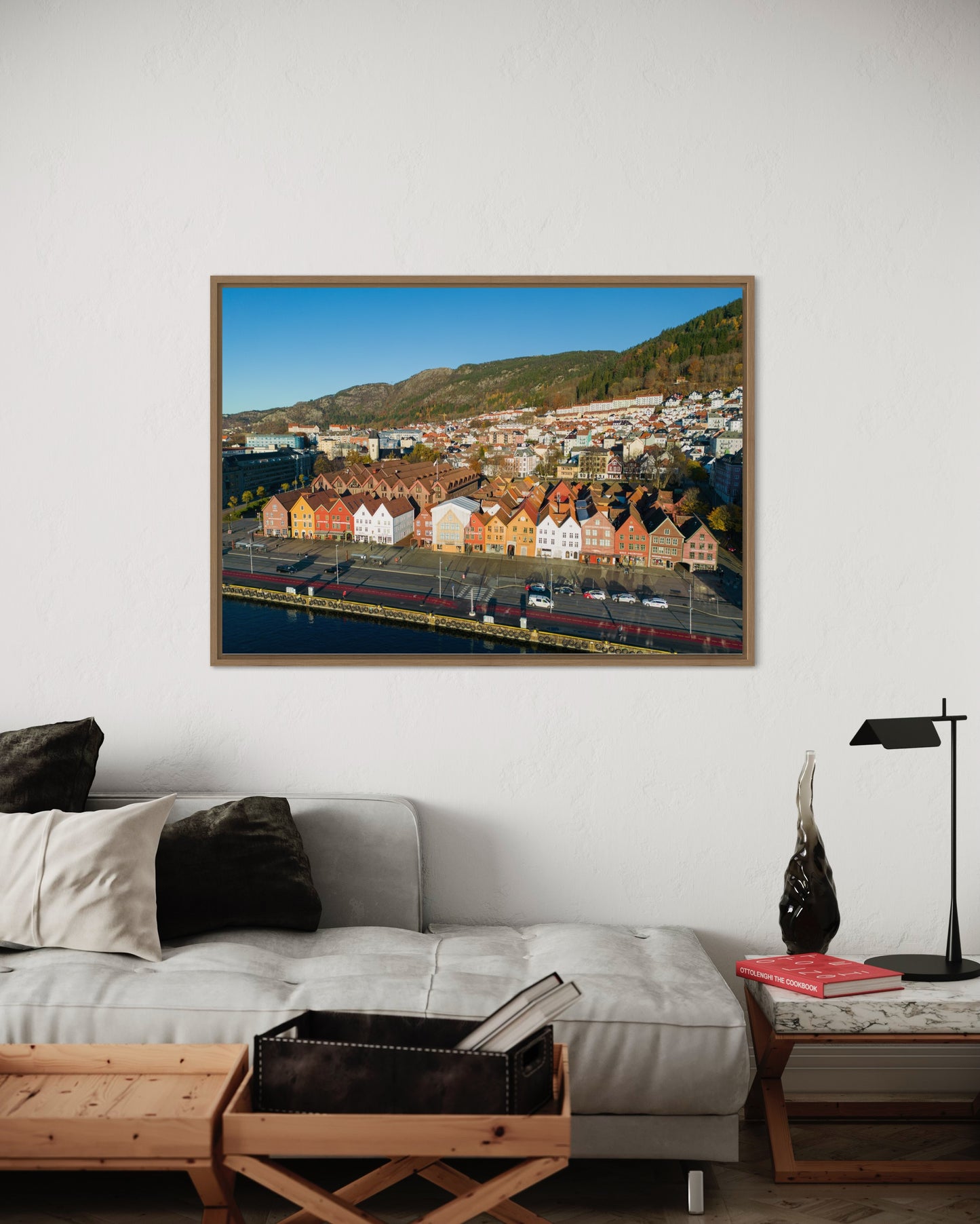 Landskabsbillede fra Bryggen i Bergen. Dronebillede af landskab, natur og arkitektur trykt som plakat eller på lærred til hjemmet