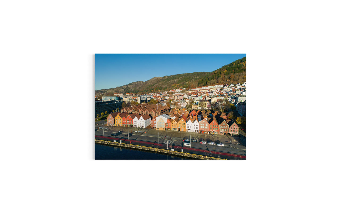 Landskabsbillede fra Bryggen i Bergen. Dronebillede af landskab, natur og arkitektur trykt som plakat eller på lærred til hjemmet