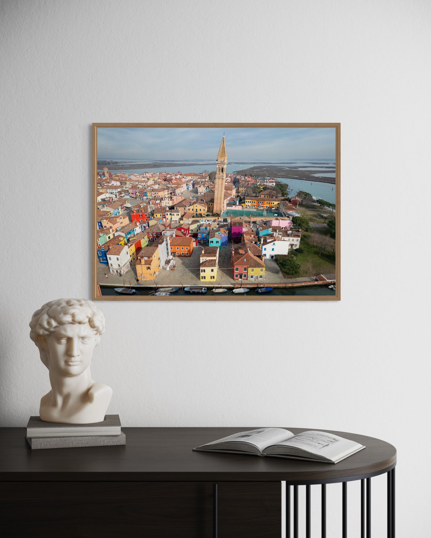 Landskabsbillede fra Burano, Venedig. Dronebillede af landskab, natur og arkitektur trykt som plakat eller på lærred til hjemmet