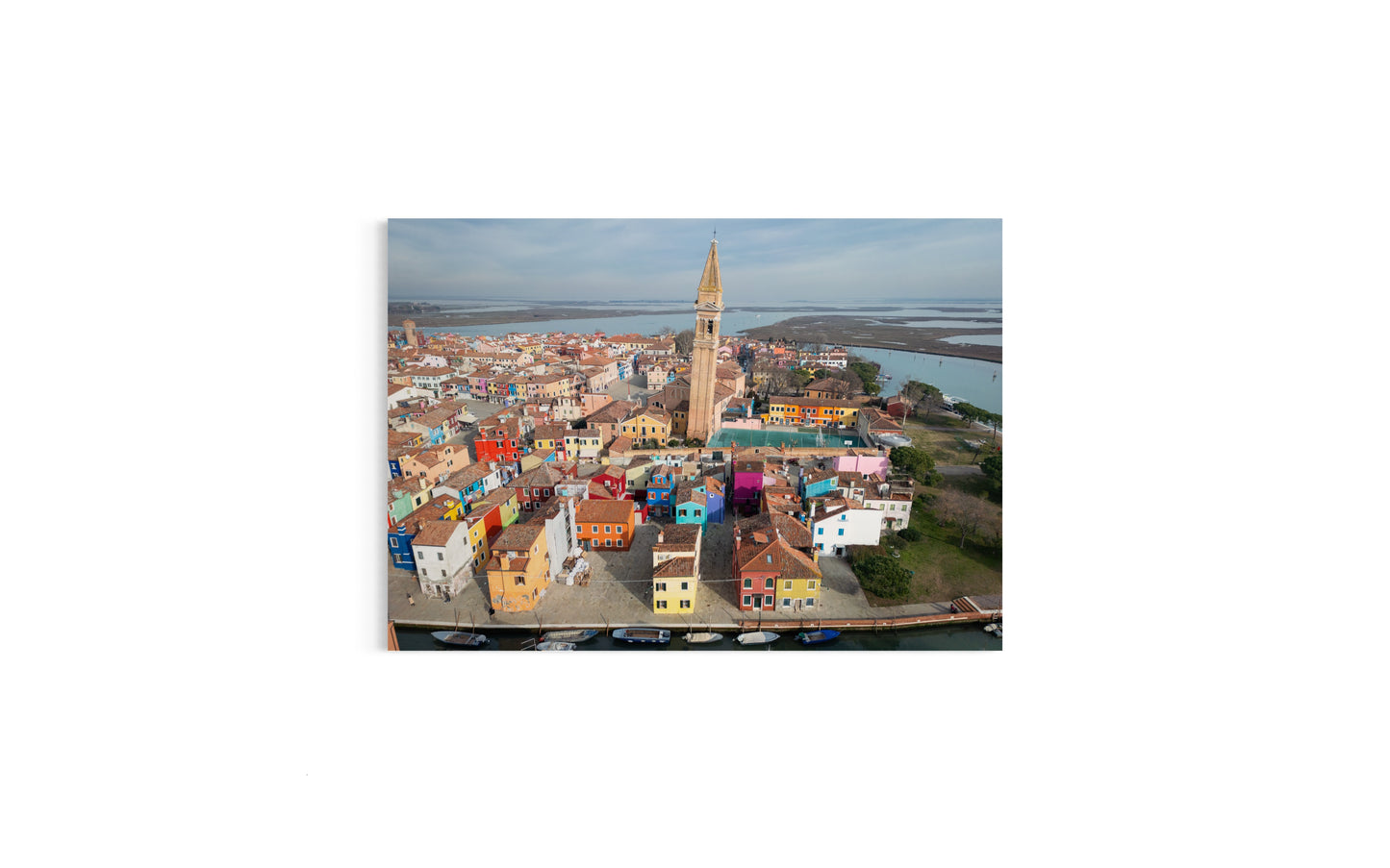 Landskabsbillede fra Burano, Venedig. Dronebillede af landskab, natur og arkitektur trykt som plakat eller på lærred til hjemmet