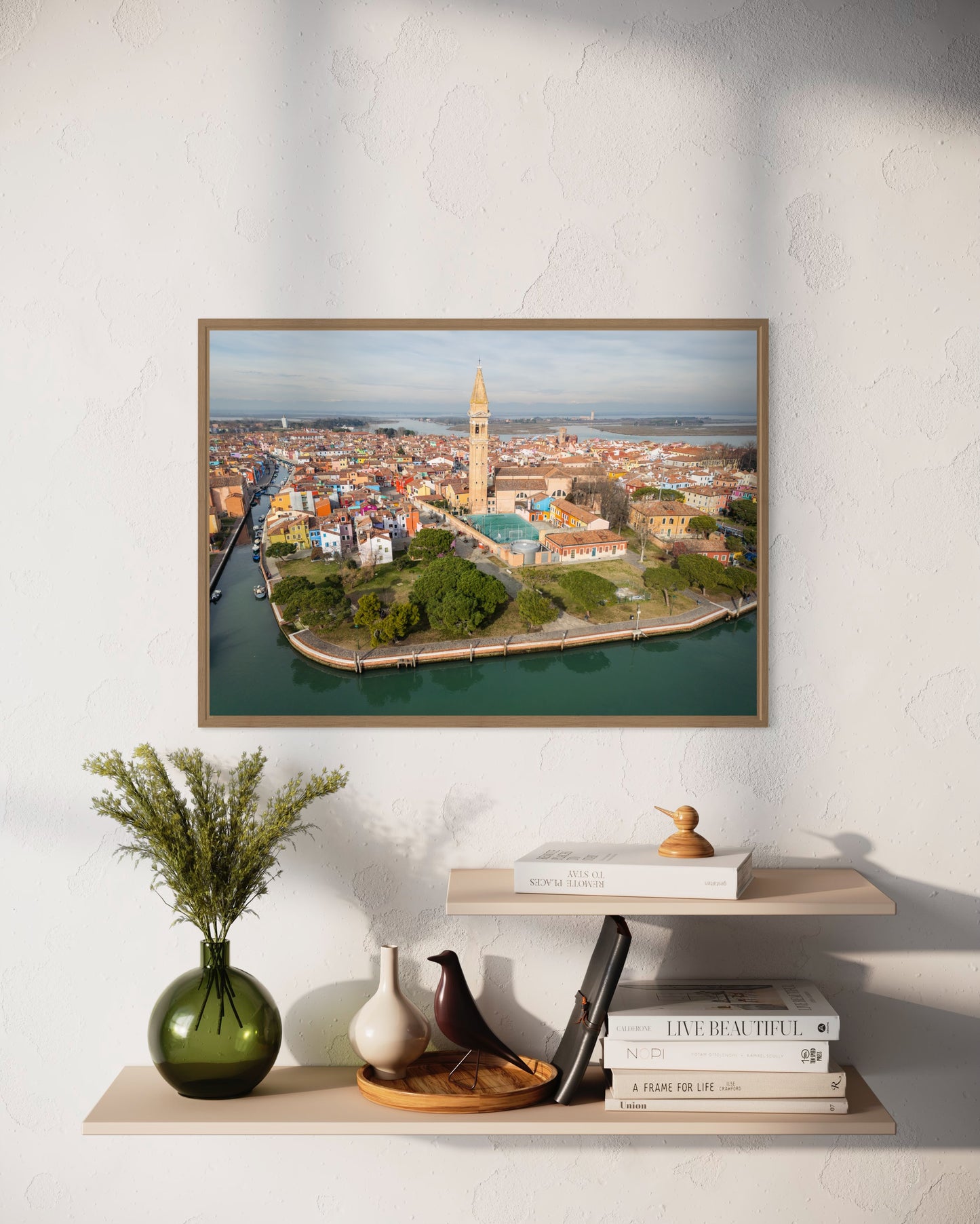 Landskabsbillede fra Burano, Venedig. Dronebillede af landskab, natur og arkitektur trykt som plakat eller på lærred til hjemmet