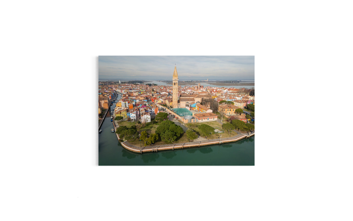 Landskabsbillede fra Burano, Venedig. Dronebillede af landskab, natur og arkitektur trykt som plakat eller på lærred til hjemmet