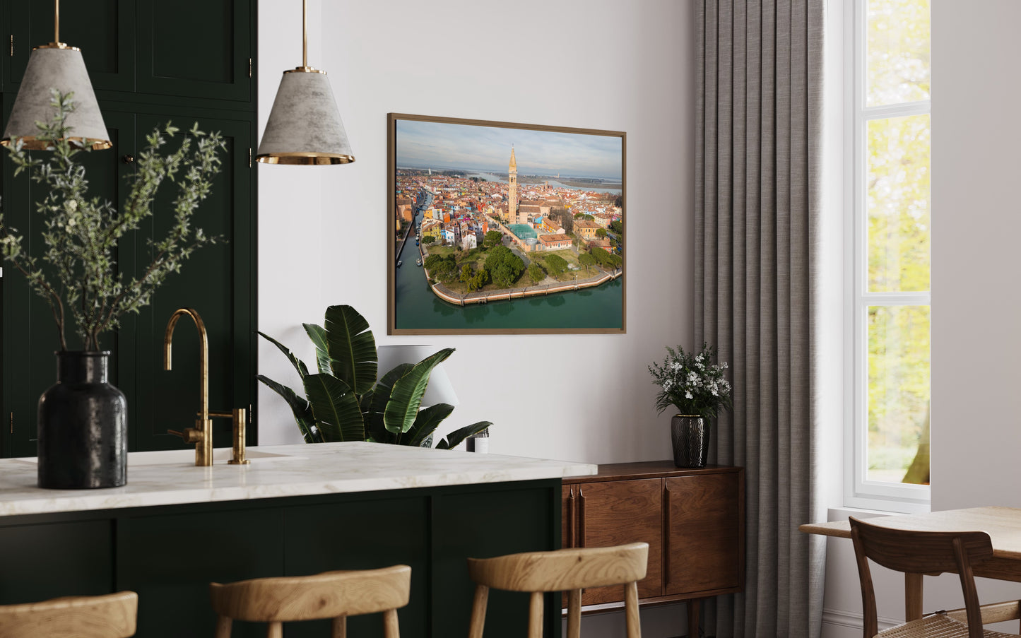 Landskabsbillede fra Burano, Venedig. Dronebillede af landskab, natur og arkitektur trykt som plakat eller på lærred til hjemmet