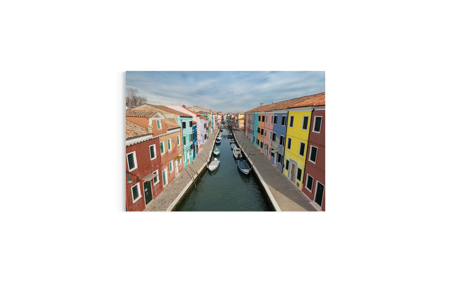 Landskabsbillede fra kanalen på Burano, Venedig. Dronebillede af landskab, natur og arkitektur trykt som plakat eller på lærred til hjemmet