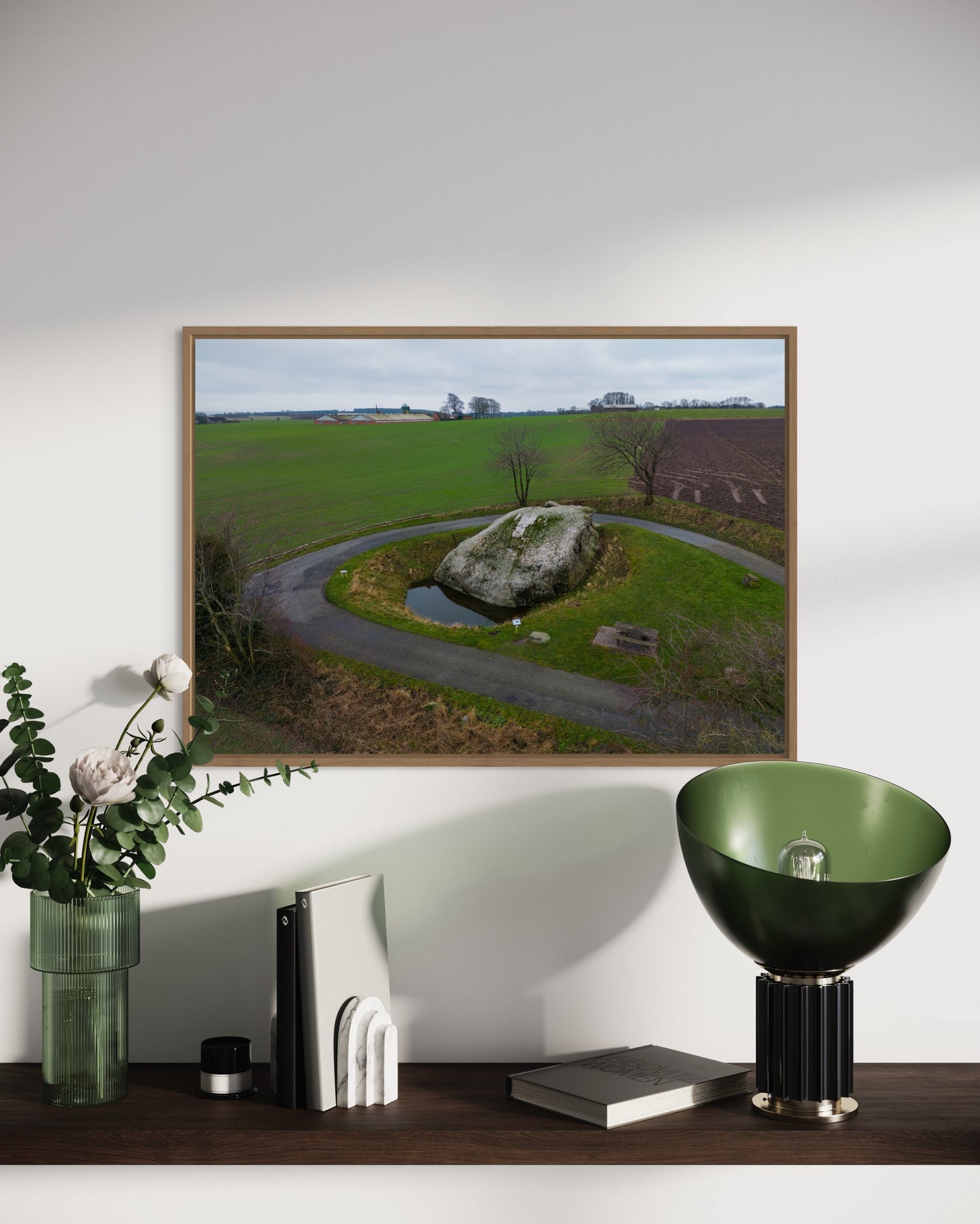 Landskabsbillede fra Damestenen ved Hesselager på Fyn. Dronebillede af landskab, natur og arkitektur trykt som plakat eller på lærred til hjemmet