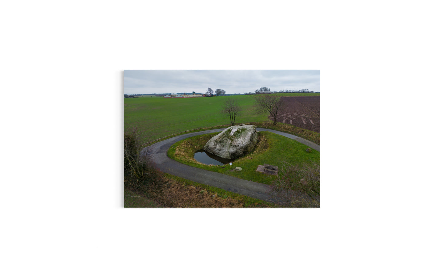 Landskabsbillede fra Damestenen ved Hesselager på Fyn. Dronebillede af landskab, natur og arkitektur trykt som plakat eller på lærred til hjemmet