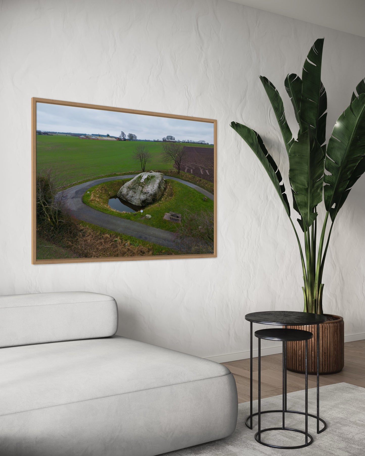 Landskabsbillede fra Damestenen ved Hesselager på Fyn. Dronebillede af landskab, natur og arkitektur trykt som plakat eller på lærred til hjemmet
