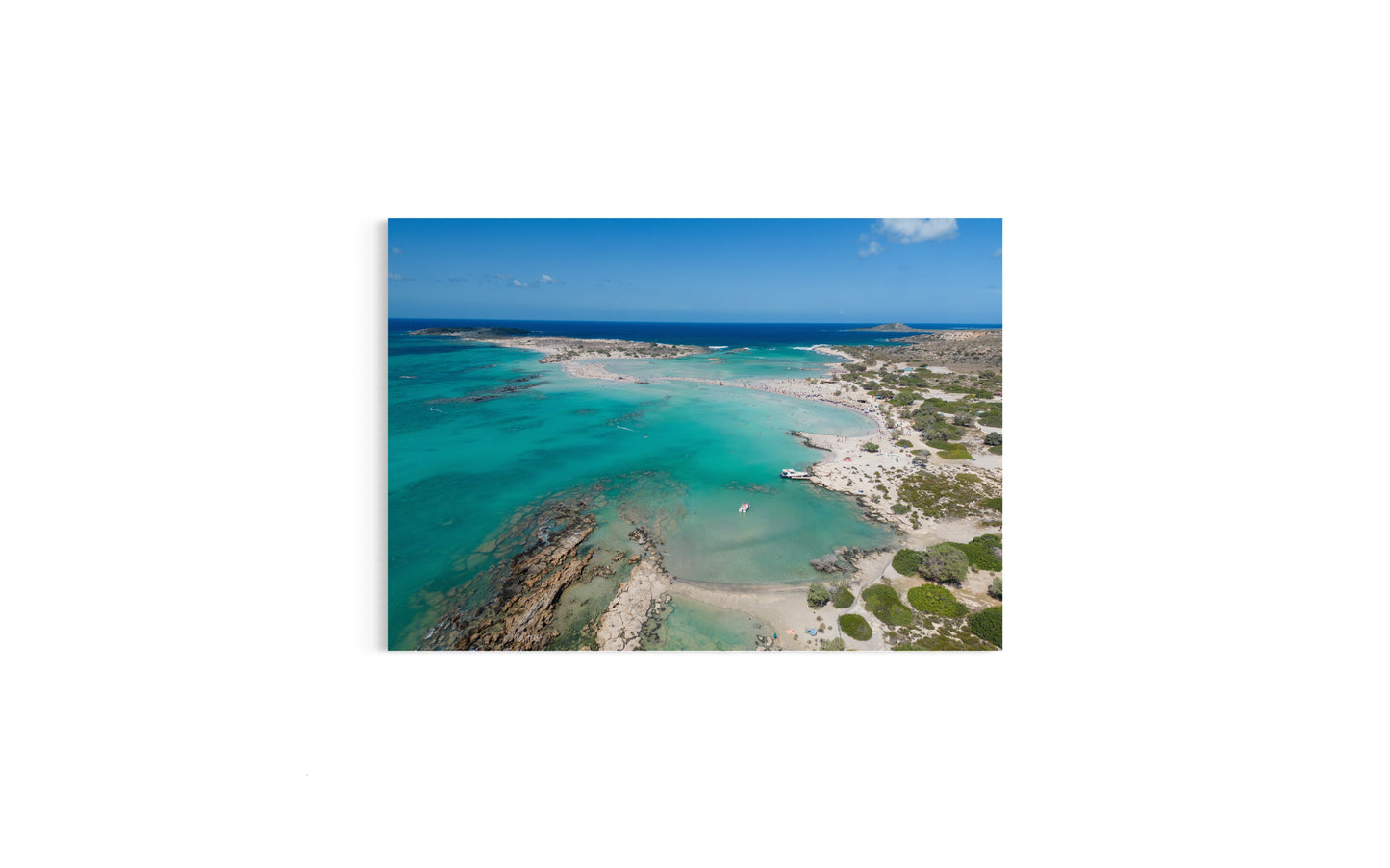 Landskabsbillede fra Elafonisi på Kreta. Dronebillede af landskab, natur og arkitektur trykt som plakat eller på lærred til hjemmet