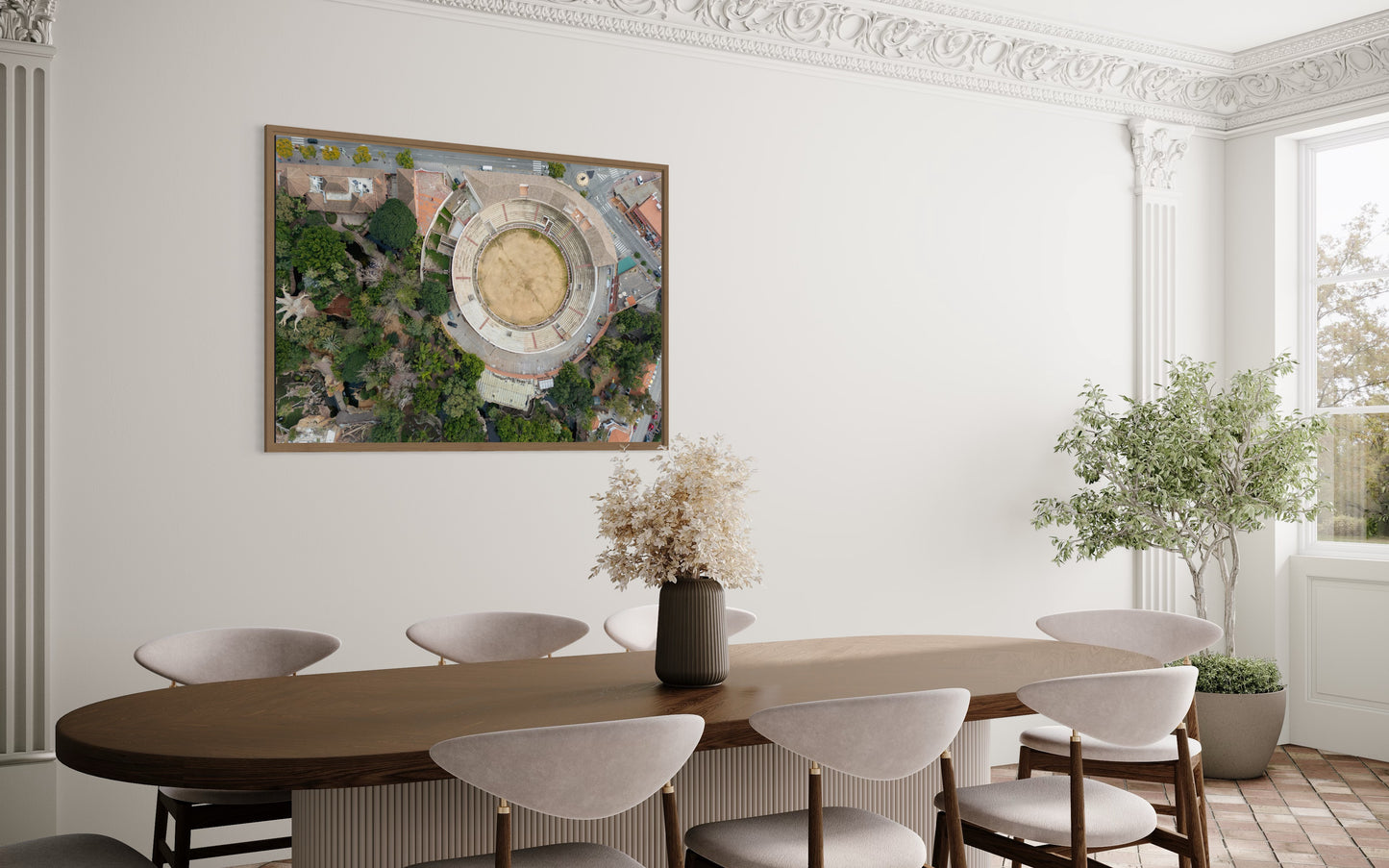 Landskabsbillede fra tyrefægterarenaen i Fuengirola set fra oven. Dronebillede af landskab, natur og arkitektur trykt som plakat eller på lærred til hjemmet