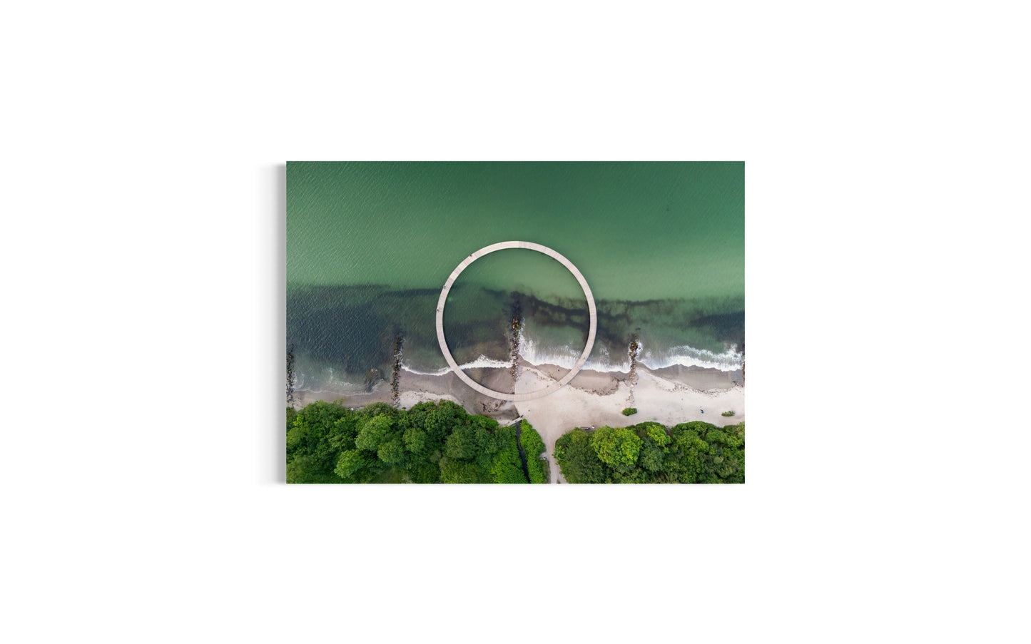 landskabsbillede af Broen ved Marselisborgskoven- Dronebillede af landskab, natur og arkitektur trykt som plakat eller på lærred til hjemmet.