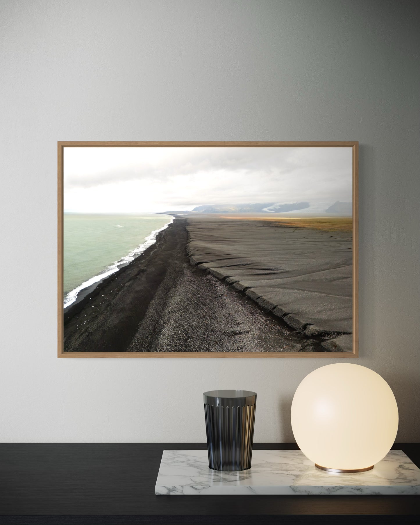Landskabsbillede fra kysten på Island. Dronebillede af landskab, natur og arkitektur trykt som plakat eller på lærred til hjemmet