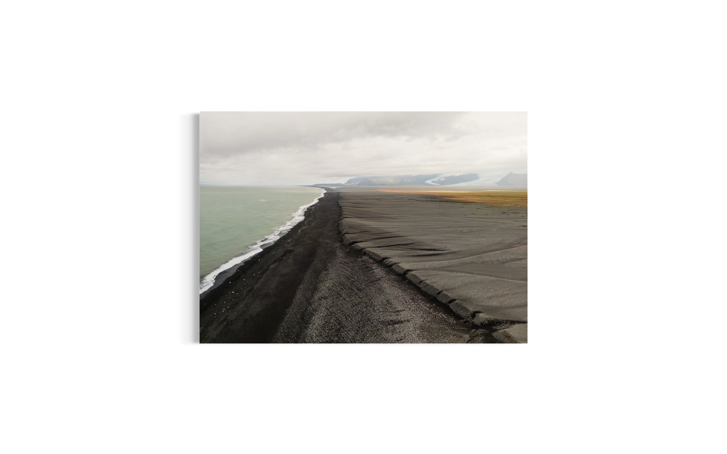 Landskabsbillede fra kysten på Island. Dronebillede af landskab, natur og arkitektur trykt som plakat eller på lærred til hjemmet