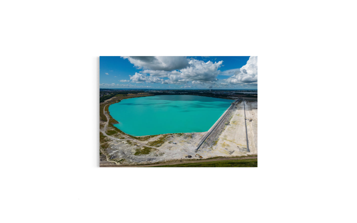 Landskabsbillede fra kalkminen i Aalborg. Dronebillede af landskab, natur og arkitektur trykt som plakat eller på lærred til hjemmet