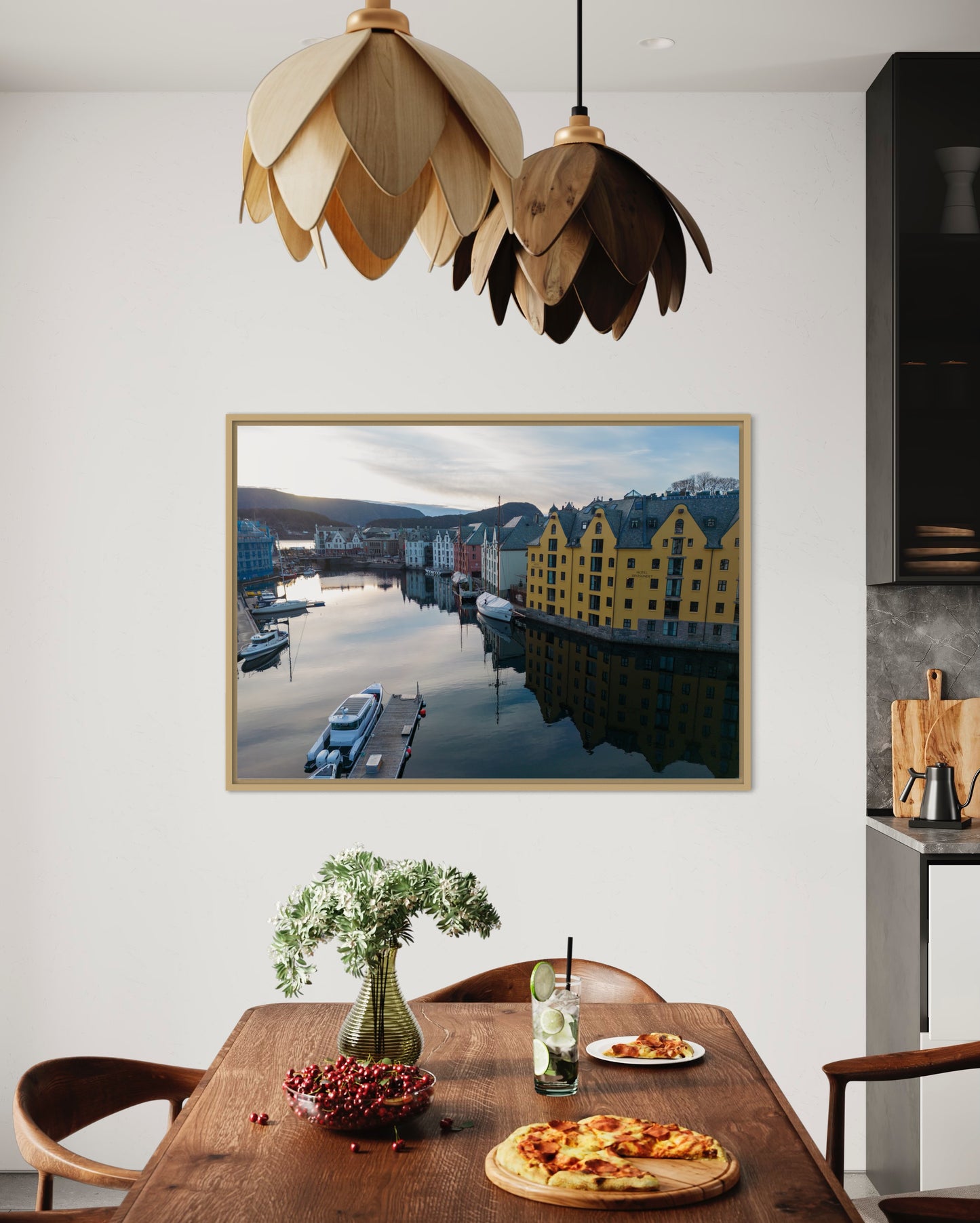 Landskabsbillede fra kanalen i Aalesund i Norge. Dronebillede af landskab, natur og arkitektur trykt som plakat eller på lærred til hjemmet