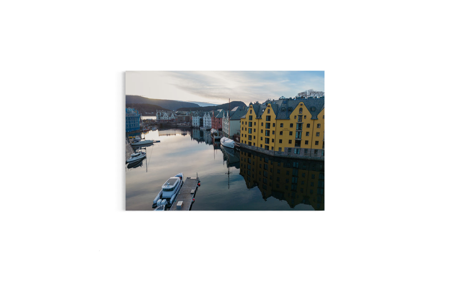Landskabsbillede fra kanalen i Aalesund i Norge. Dronebillede af landskab, natur og arkitektur trykt som plakat eller på lærred til hjemmet