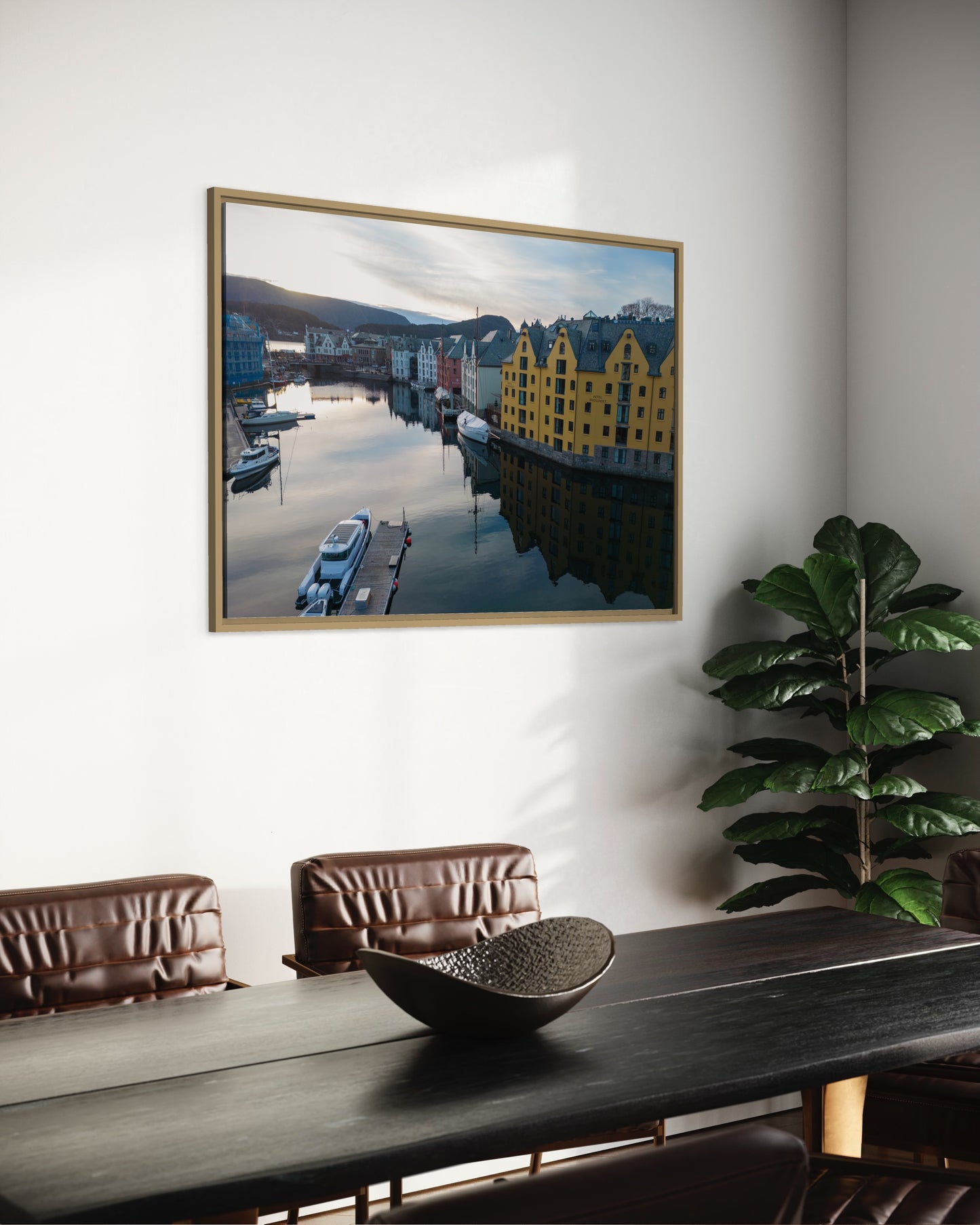 Landskabsbillede fra kanalen i Aalesund i Norge. Dronebillede af landskab, natur og arkitektur trykt som plakat eller på lærred til hjemmet