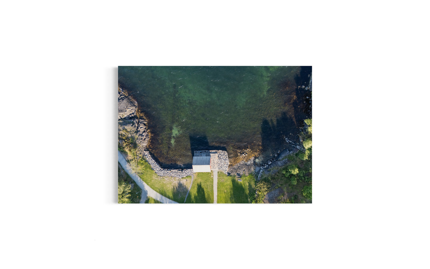 Landskabsbillede fra kysten ved Stavanger set fra oven. Dronebillede af landskab, natur og arkitektur trykt som plakat eller på lærred til hjemmet