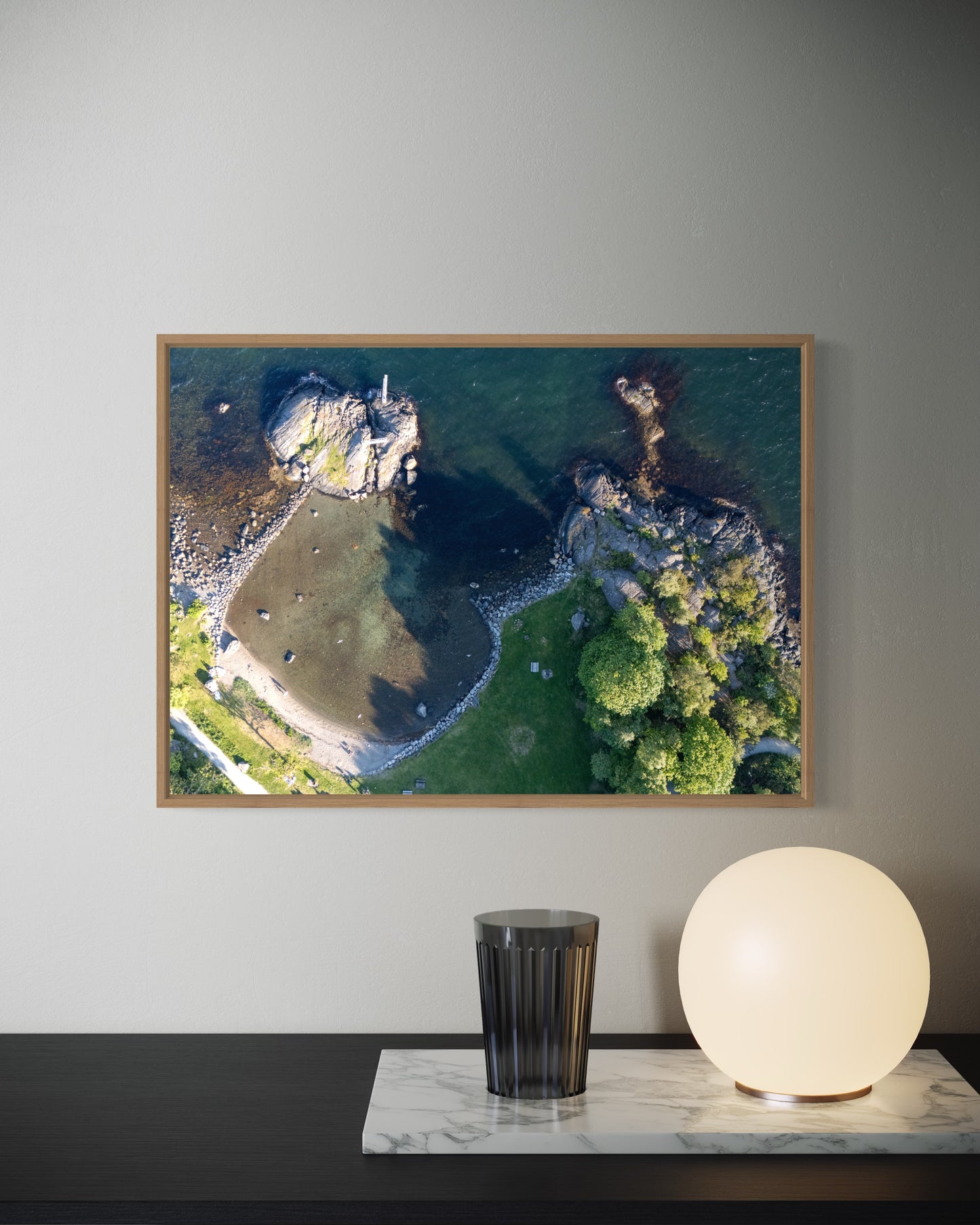 Landskabsbillede fra kysten ved Stavanger set fra oven. Dronebillede af landskab, natur og arkitektur trykt som plakat eller på lærred til hjemmet