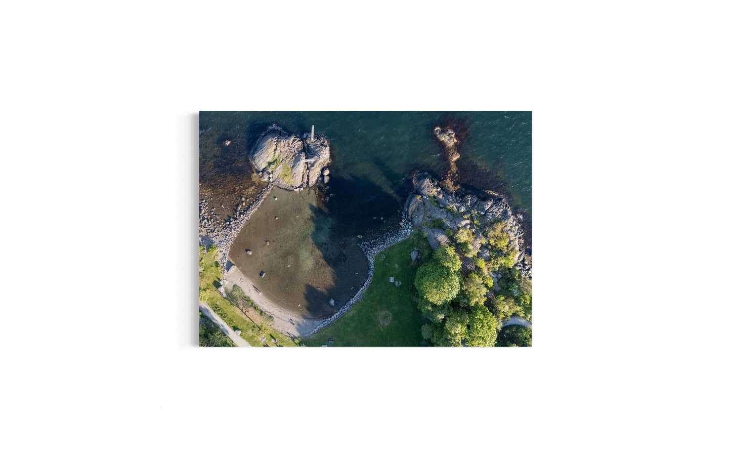 Landskabsbillede fra kysten ved Stavanger set fra oven. Dronebillede af landskab, natur og arkitektur trykt som plakat eller på lærred til hjemmet