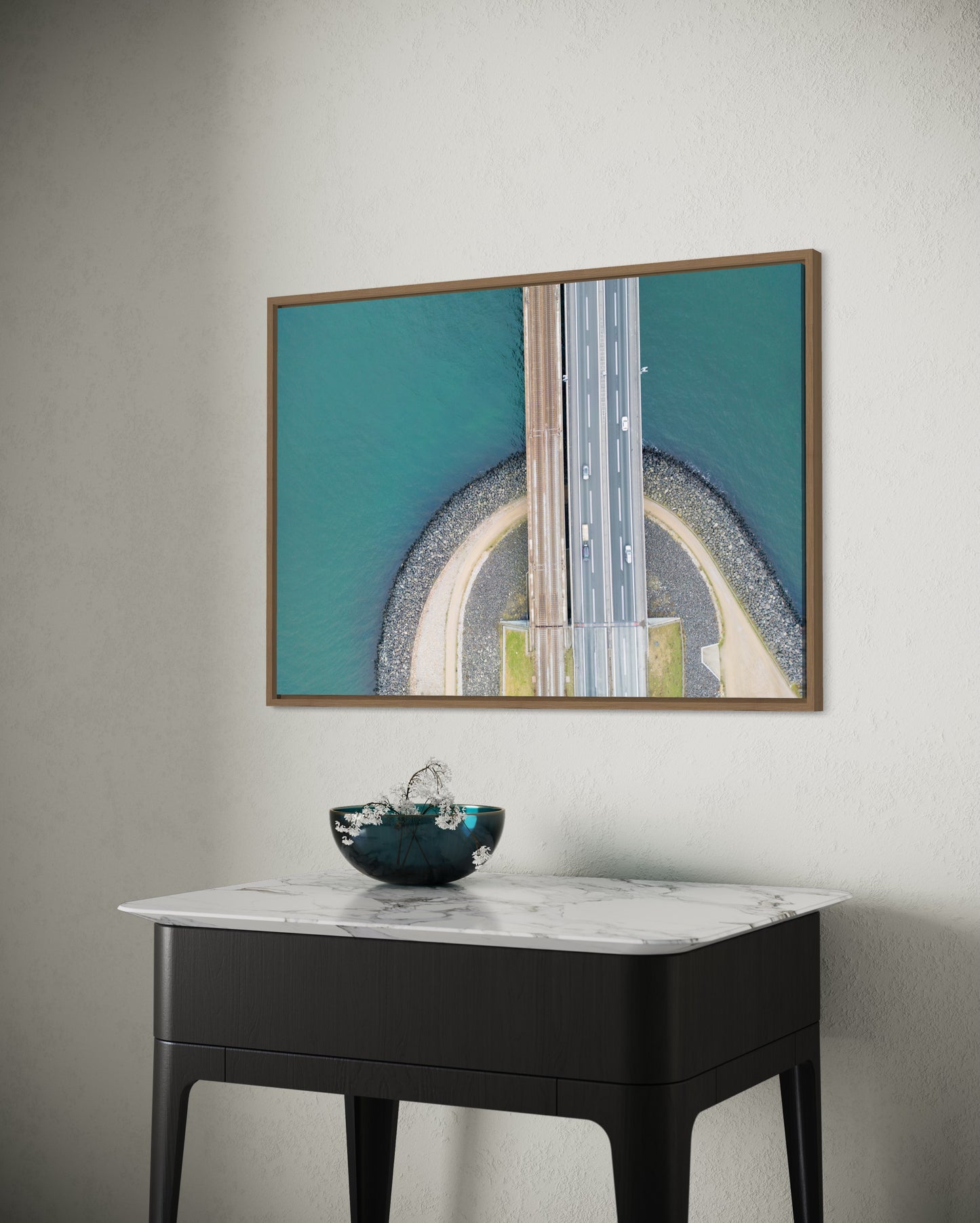 Landskabsbillede fra Storebæltsbroen set fra oven. Dronebillede af landskab, natur og arkitektur trykt som plakat eller på lærred til hjemmet