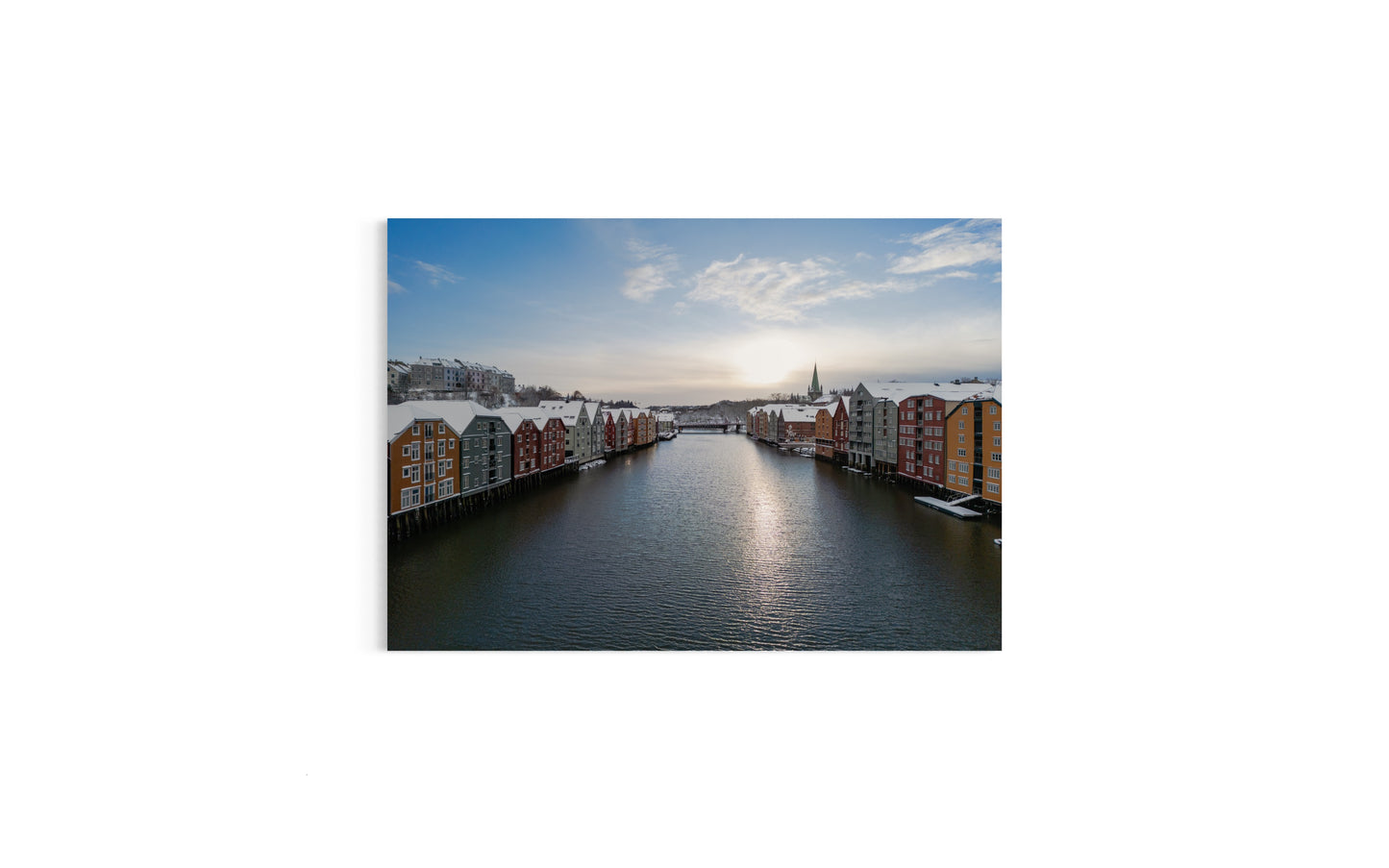 Landskabsbillede fra kanalen i Trondheim i Norge. Dronebillede af landskab, natur og arkitektur trykt som plakat eller på lærred til hjemmet