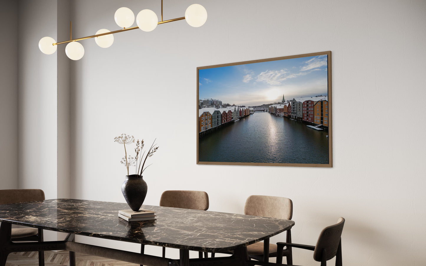 Landskabsbillede fra kanalen i Trondheim i Norge. Dronebillede af landskab, natur og arkitektur trykt som plakat eller på lærred til hjemmet