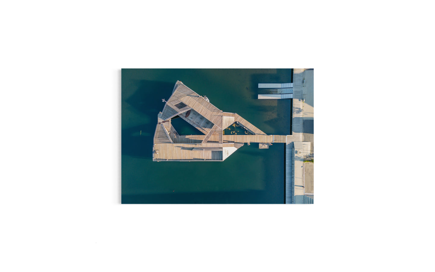 Landskabsbillede af kajakøen i Vejle. Dronebillede af landskab, natur og arkitektur trykt som plakat eller på lærred til hjemmet.