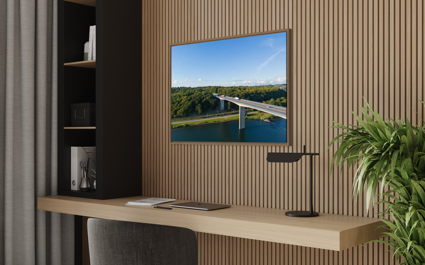 Landskabsbillede af Vejlefjordbroen der forsvinder ind i skoven. Dronebillede af landskab, natur og arkitektur trykt som plakat eller på lærred til hjemmet.