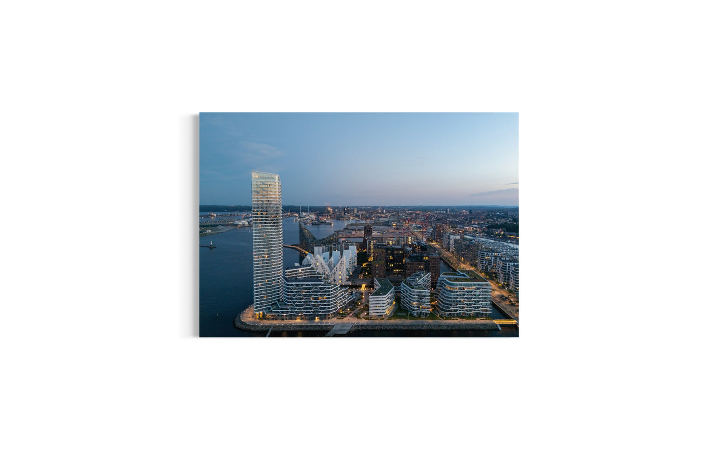 landskabsbillede af Lighthouse og Aarhus Ø. Dronebillede af landskab, natur og arkitektur trykt som plakat eller på lærred til hjemmet.