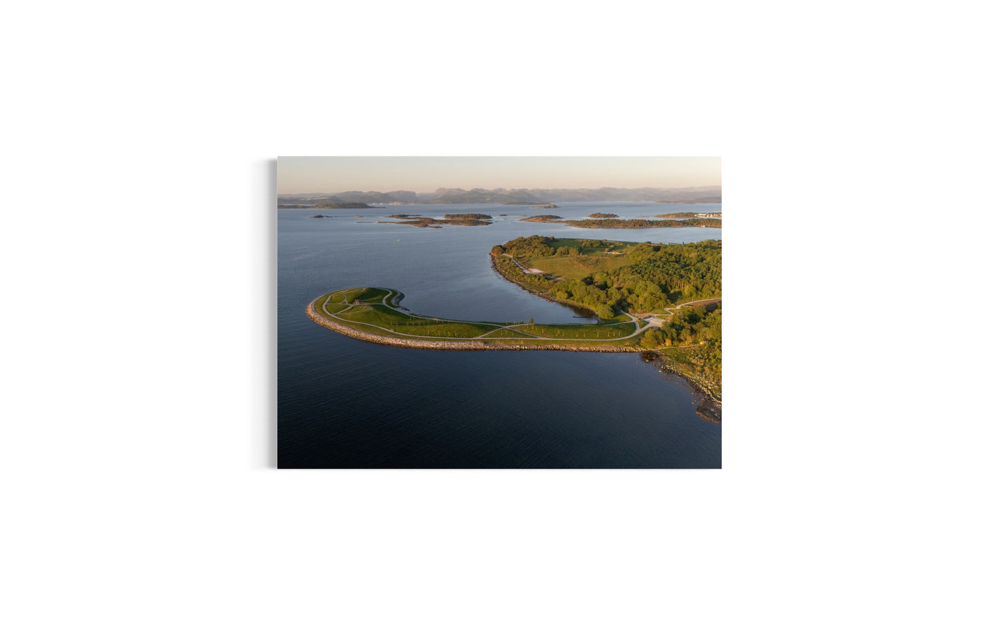 landskabsbillede fra Nyneset ved Stavanger i Norge. Dronebillede af landskab, natur og arkitektur trykt som plakat eller på fotolærred til hjemmet.