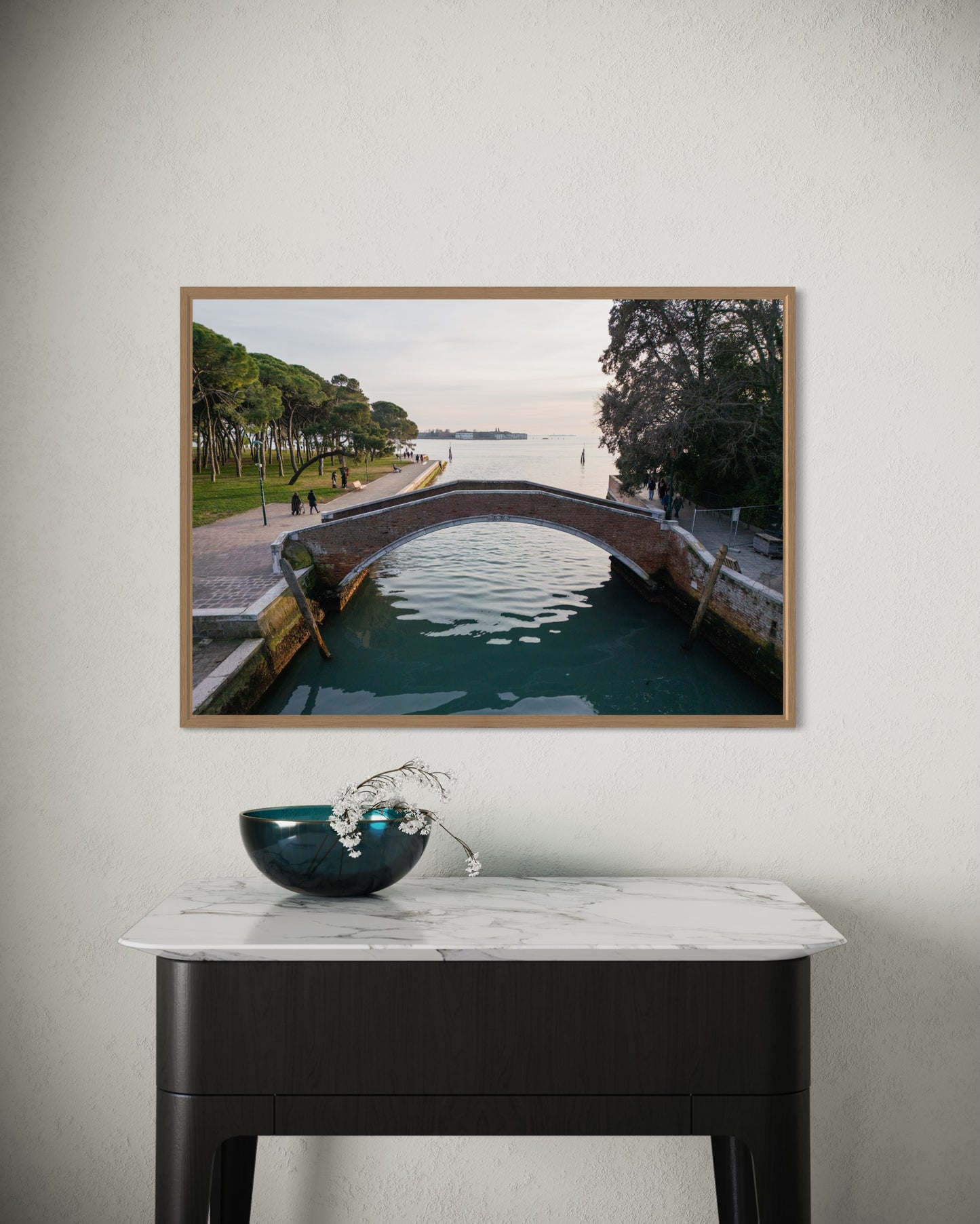 Landskabsbillede taget ved en bro over en kanal i Venedig, i Italien. Dronebillede af landskab, natur og arkitektur trykt som plakat eller på fotolærred til hjemmet