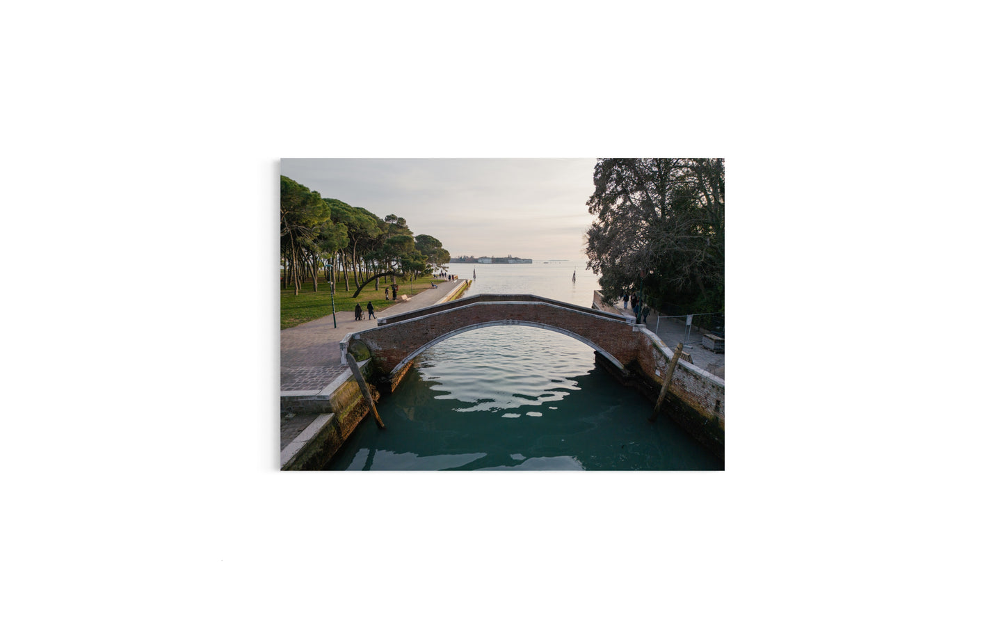 Landskabsbillede taget ved en bro over en kanal i Venedig, i Italien. Dronebillede af landskab, natur og arkitektur trykt som plakat eller på fotolærred til hjemmet