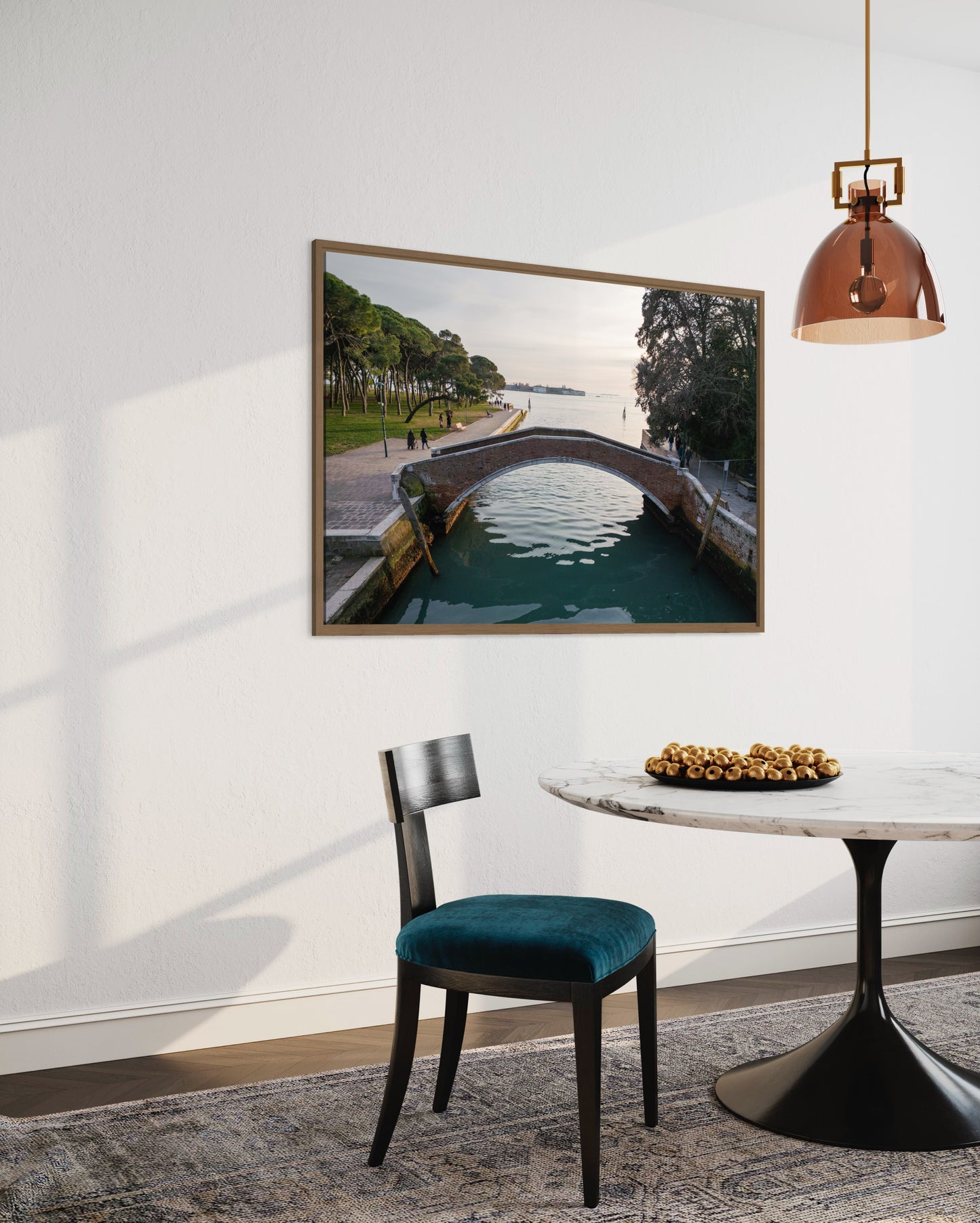 Landskabsbillede taget ved en bro over en kanal i Venedig, i Italien. Dronebillede af landskab, natur og arkitektur trykt som plakat eller på fotolærred til hjemmet