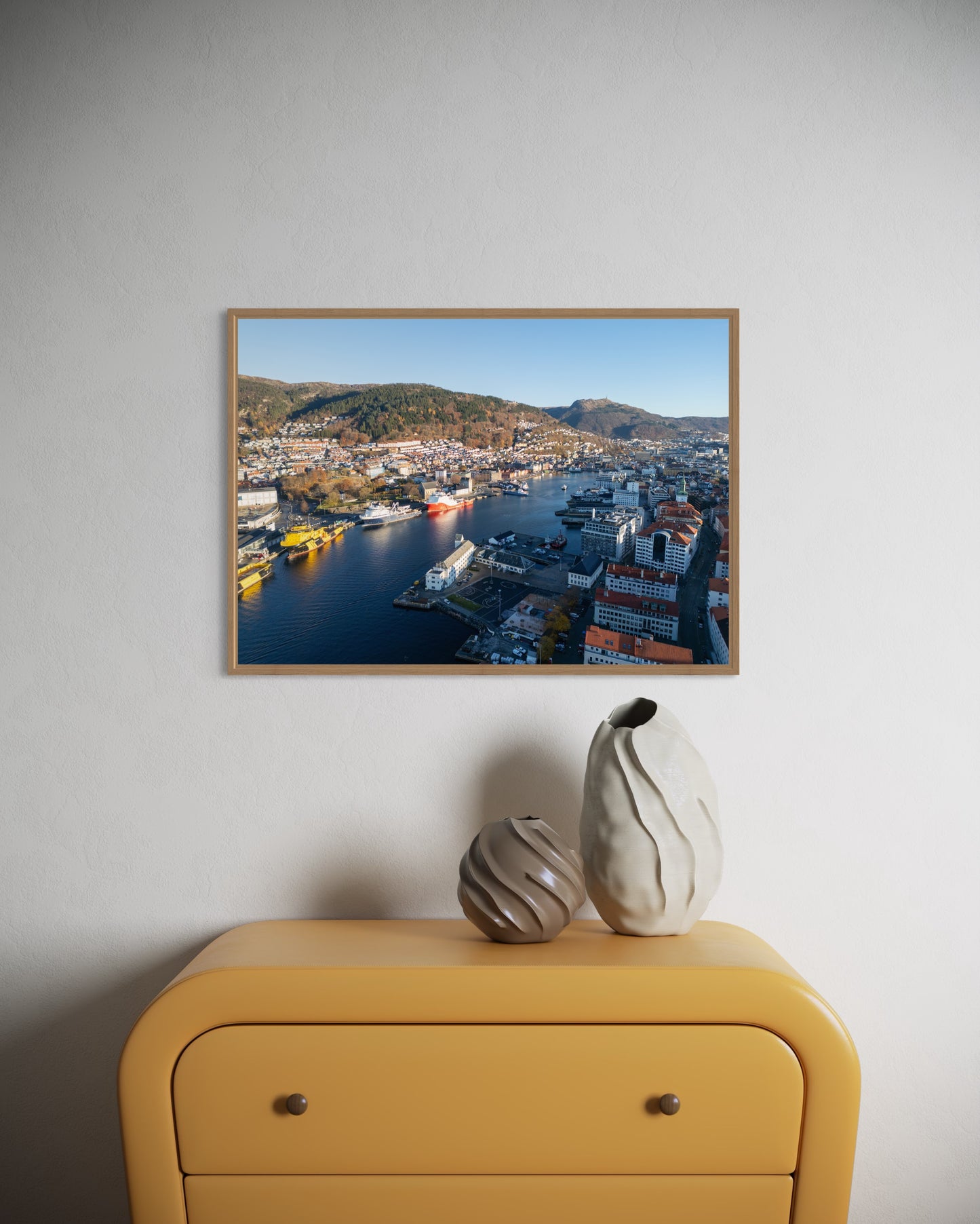 landskabsbillede taget udover Bergen i Norge. Dronebillede af landskab, natur og arkitektur trykt som plakat eller på fotolærred til hjemmet.