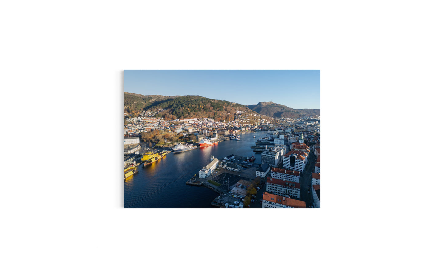 landskabsbillede taget udover Ålesund i Norge. Dronebillede af landskab, natur og arkitektur trykt som plakat eller på fotolærred til hjemmet.