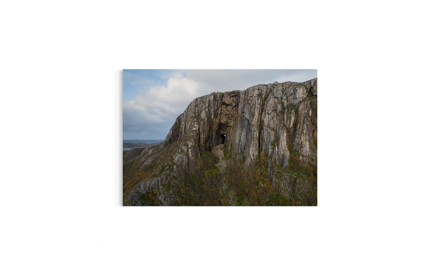 Landskabsbillede taget af Torghatten, fjeldet med hul i, ved Brønnøysund i Norge. Dronebillede af landskab, natur og arkitektur trykt som plakat eller på fotolærred til hjemmet